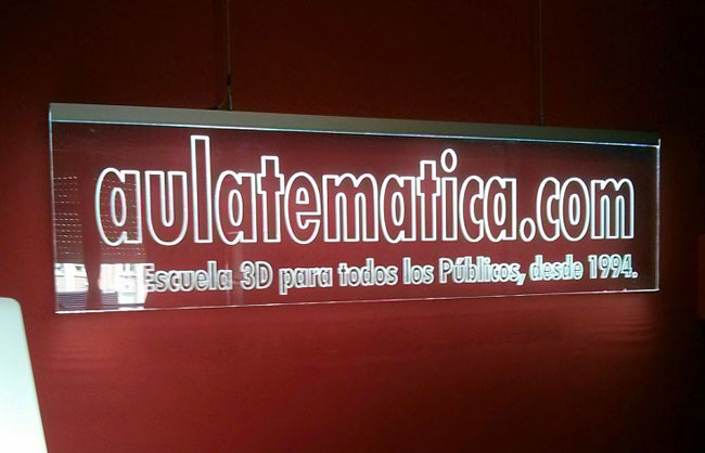 Aulatemática es una escuela 3D para todos los públicos desde 1994, donde se realizan Masters y cursos. Imagen de la placa de fachada pared de centro en Valencia.